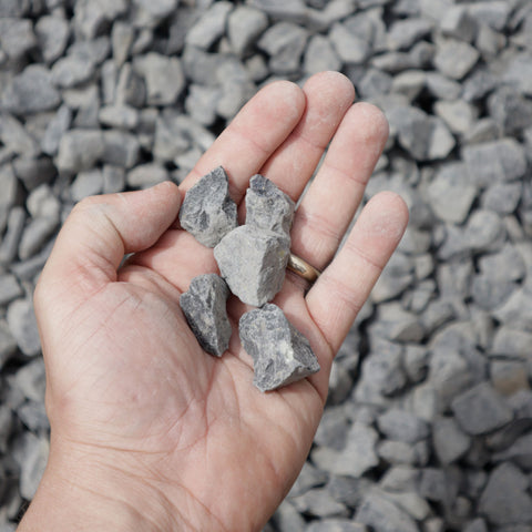 Edelsplitt / Kieselsteine für Garten - Dunkler Granitsplitt